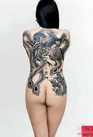 egy nő, egy fekete főnix tetoválás mintával