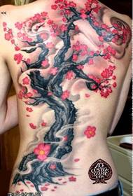 E ritratti di tatuaggi di prugna d'albero di prugna culurita à pienu femminile