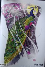 Egy gyönyörű hátsó páva tetoválásmintázat