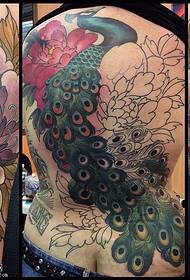 Prekrasna paunova tetovaža na leđima