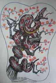 Rukopis s krásným plným zadním hadím švestkovým tetováním