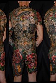 Trabalho de tatuagem em forma de cobra com atmosfera clássica de costas