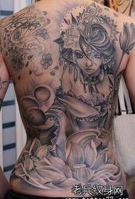 Tattoos za msichana aliye na kurudi nyuma zinashirikiwa na tatoo