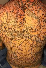 Padrão de tatuagem de dragão tatuado completo