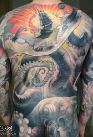Велики обојени узорак тетоваже једрилице