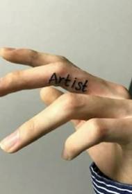 Geschikt voor een kleine set vingertattoos op de vinger