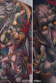 Hela bakmålade underjorden lite djävulens tatueringsmönster