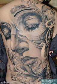 Hermoso retrato de tatuaje en relieve de retrato femenino completo