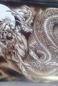Klasický úpletový drakový tetovací vzor