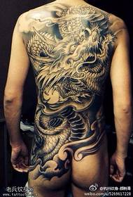 I tatuaggi del drago a schiena piena sono condivisi dai tatuaggi