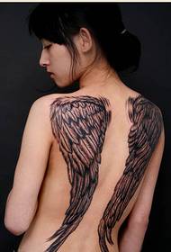 Seksi modna ljepotica sa slikama tetovaža stražnjih krila