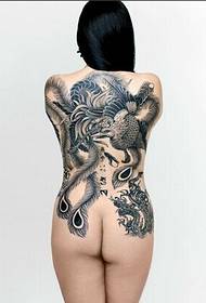 Ένα πλήρες γυμνό θηλυκό πλήρες πίσω μαύρο και άσπρο μοτίβο τατουάζ phoenix