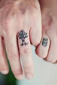 उंगलियों पर टैटू पैटर्न का एक जोड़ा
