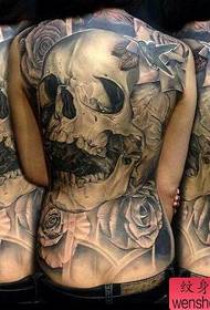 Svartgrå tatueringsmönster med full rygg