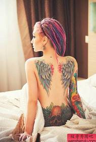 Nainen täynnä värillisiä tatuointeja