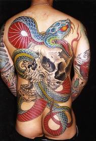Atmosfēras personība, kas pilna ar čūskas tetovējumu