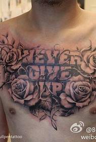 isang tattoo na rosas na teksto sa dibdib
