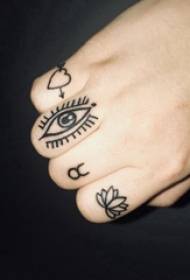 Imatge del tatuatge del dit a l'ull i la imatge del tatuatge de la flor