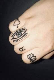 Méar cailín tattoo finger ar pictiúr tattoo súile agus bláth