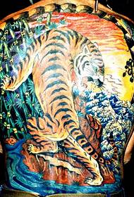 Tatuaggio di tigre prepotente in salita