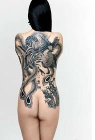 Een vrouwelijk volledig zwart-wit Phoenix tatoegeringspatroon