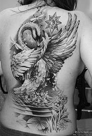 Hermosa muller con patrón de tatuaxe de cisne nas costas