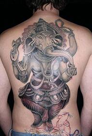Tatuaje artistak bizkarrez betetako tatuaje lanak egiten ditu