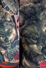 Tatuaggi a testa di lupo europei e americani a schiena piena