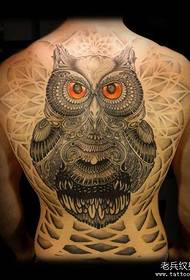 一款满背的猫头鹰纹身图案
