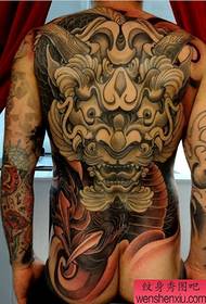 Unha tatuaxe tradicional de león Tang de costas completas