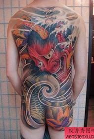 Immagine di uno spettacolo di tatuaggi consigliata Un tradizionale modello di tatuaggio di pesce di loto prajna a schiena piena