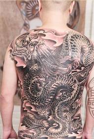 Le opere del tatuaggio del drago prepotente con la schiena piena coprono le immagini del vecchio tatuaggio del drago