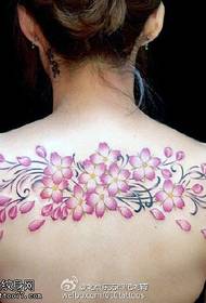 Татуированный рисунок с романтической вишней на спине