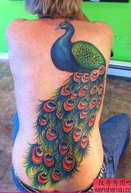 een vrouw vol kleurrijke beleefde tatoeages