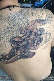 Klassisches Punkt Piercing Drachen Tattoo Muster