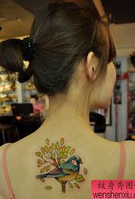 modello di tatuaggio di fiori e uccelli sul retro di una donna