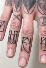 Apprezzamento di una serie di tatuaggi sulle dita