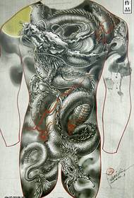 Klasičan uzorak tetovaže sa stražnjim zmajem