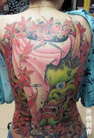 Μια δροσερή ομορφιά γεμάτη από εικόνες πατίνι τατουάζ