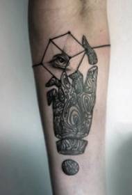Lámhán cailín tattoo finger ar mhéar agus pictiúr tatú geoiméadrach