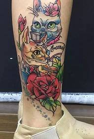 dous pequenos gatos e rosas combinaron imaxes de tatuaxes de pernas