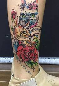 duha ka gagmay nga iring ug rosas ang naghiusa sa mga litrato sa tattoo sa leg