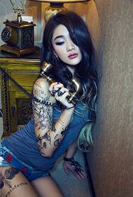 bellissimo tatuaggio sulla bellezza sexy