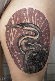 Cuisses sur le motif de tatouage de cygne