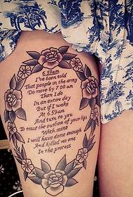 Kreatívne anglické tetovanie obklopené desiatimi kvetmi