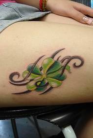 дівчина стегна чотири листя конюшина татуювання візерунок