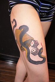 picioare de sex feminin super drăguț tatuaj de șarpe