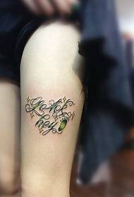 tato tubuh bunga hijau neon pada kaki panjang seksi