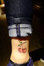 uma série de tatuagens de cerejeira caindo na panturrilha