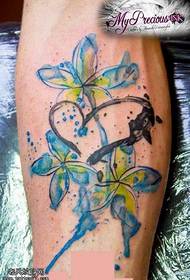 Unha tatuaxe floral de tinta na perna